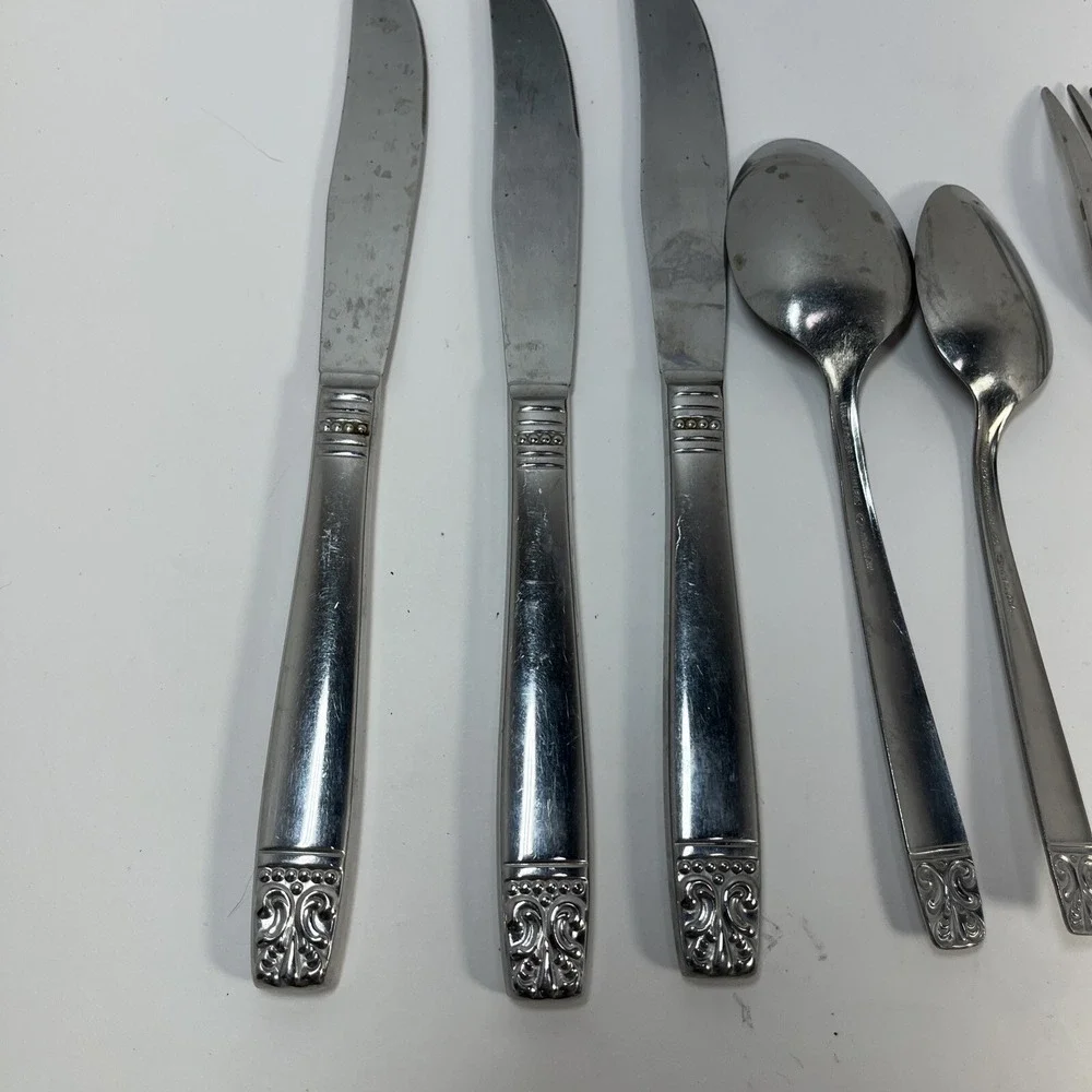 Set of 8 Oneida AZTEC ENCORE pattern stainless dinner  Wm Rogers